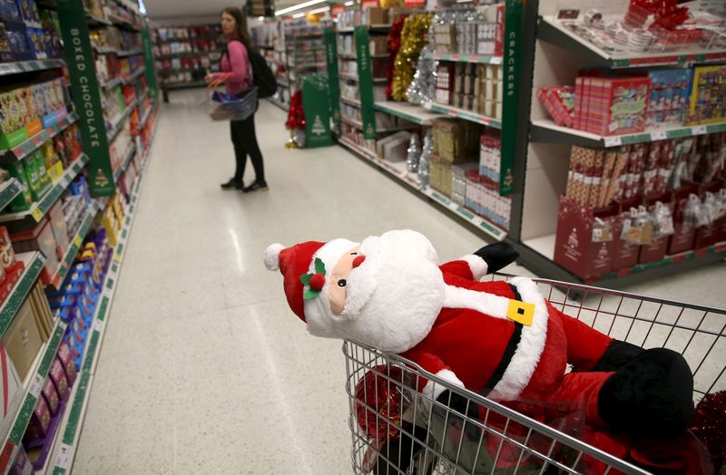 © Reuters. Consumi, Confesercenti/Swg: spesa per cenone Natale +5,7% quest'anno