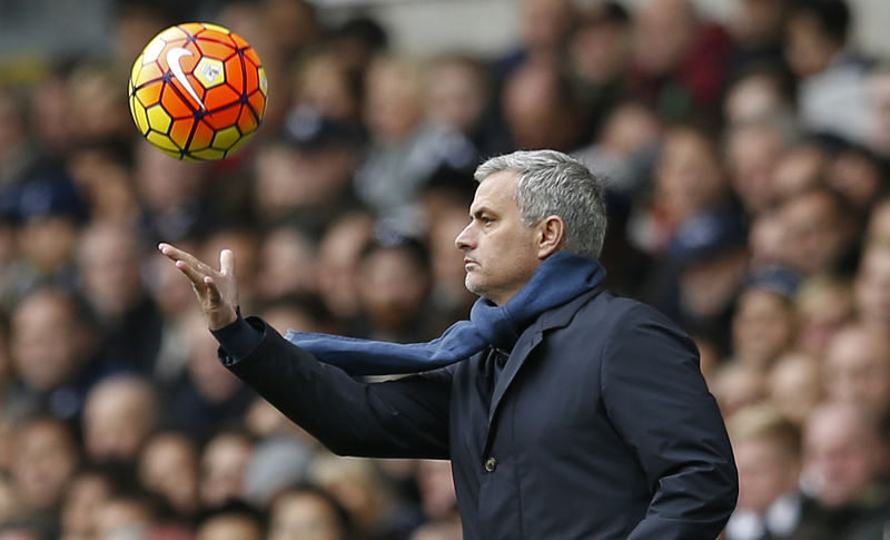 © Reuters. José Mourinho em partida do Chelsea na Liga Inglesa