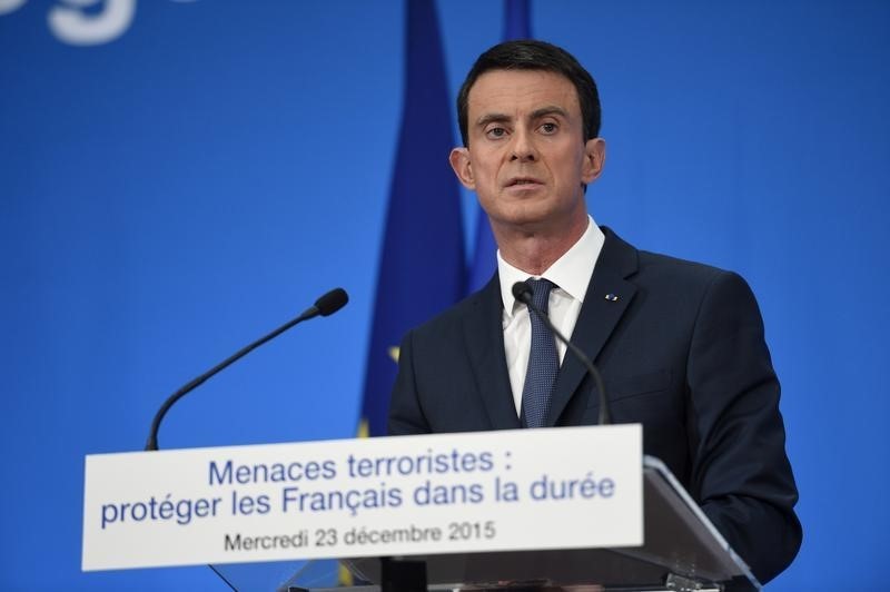© Reuters. فرنسا ستمضي في خطة لإسقاط الجنسية عن المدانين في قضايا الإرهاب