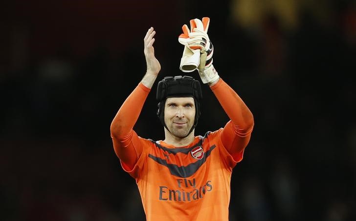 © Reuters. Cech acena após vitória do Arsenal sobre o Manchester City 