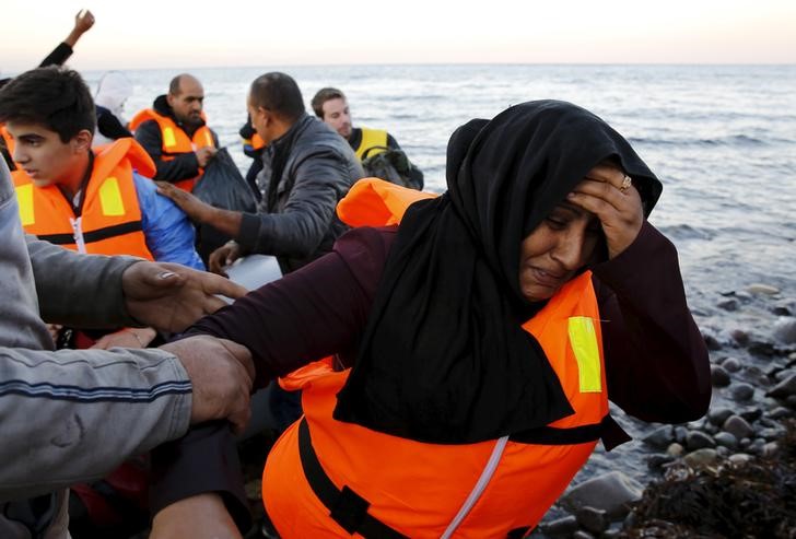 © Reuters. Refugiados sírios desembarcando na Grécia