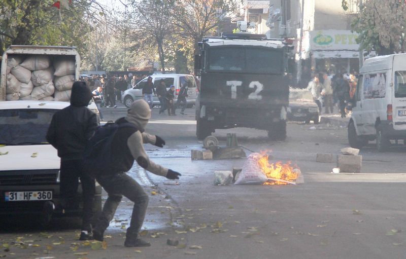 © Reuters. معارك ضارية في جنوب شرق تركيا ومقتل جندي في تفجير للمتشددين