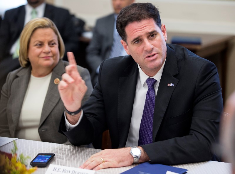 © Reuters. Israeli Ambassador to the United States Ron Dermer speaks to members of Congress about Israel's ongoing air campaign against Hamas for missile attacks