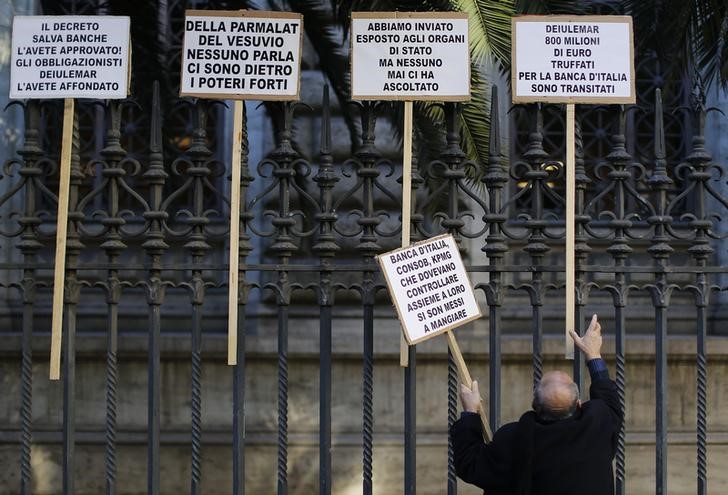 © Reuters. Risparmiatori manifestano davanti a Bankitalia