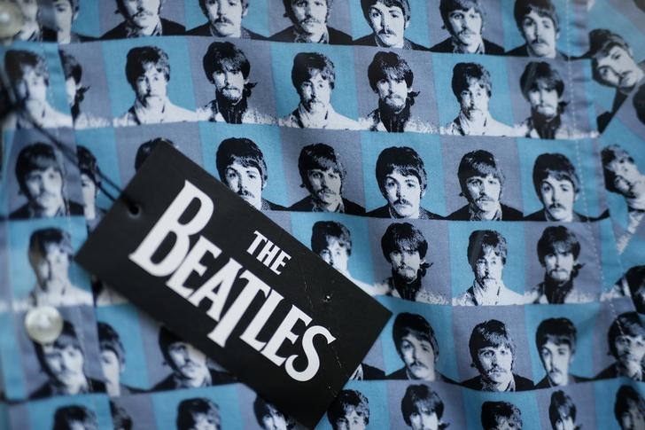 © Reuters. Rostos dos quatro integrantes dos Beatles aparecem em tecido de camiseta à venda em Liverpool, norte da Inglaterra