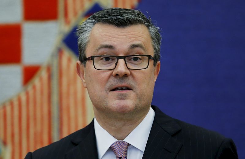 © Reuters. Primeiro-ministro designado da Croácia Tihomir Oreskovic fala no gabinete presidencial em Zagreb