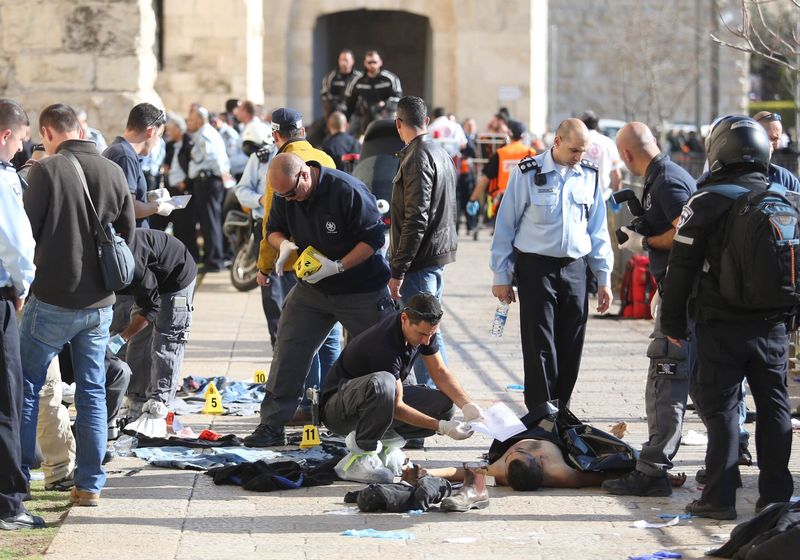 © Reuters. Policiais forenses trabalham perto do corpo de um palestino na cena de um ataque