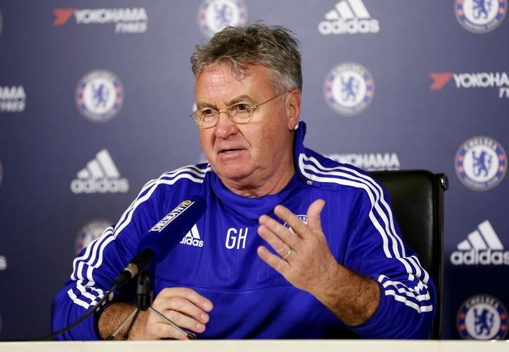 © Reuters. Técnico Guus Hiddink, do Chelsea, concede entrevista coletiva