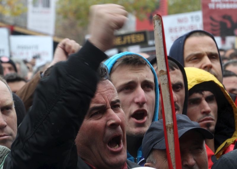 © Reuters. Manifestantes convocados pela oposição fazem protesto pacífico no Kosovo