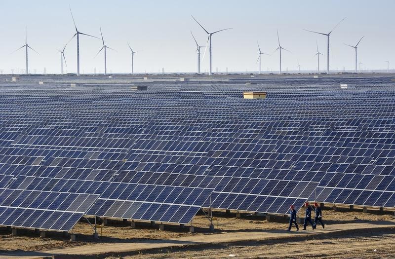 © Reuters. الصين تخفض رسوم مولدي طاقة الشمس والرياح