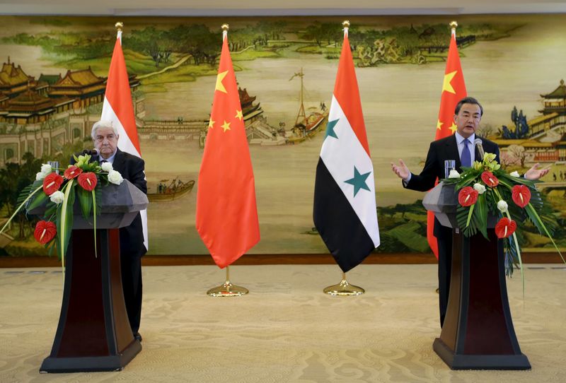 © Reuters. China's Foreign Minister Wang speaks during a joint news conference with Syria's Foreign Minister Moualem after a meeting at the Ministry of Foreign Affairs in Beijing