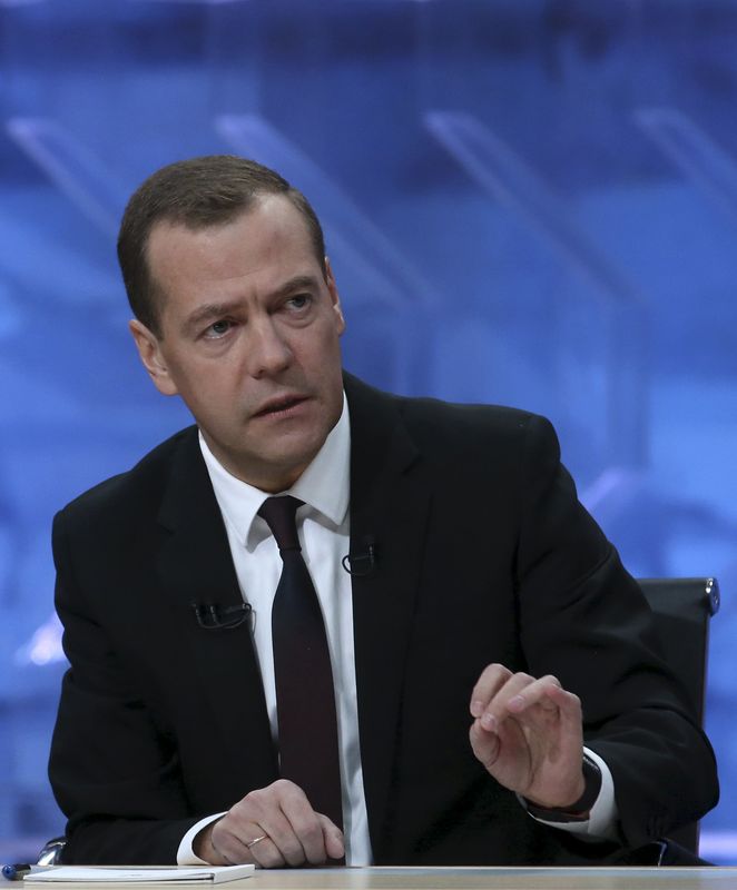 © Reuters. ميدفيديف يتوقع وصول قروض موازنة روسيا لنحو تريليون روبل في 2016
