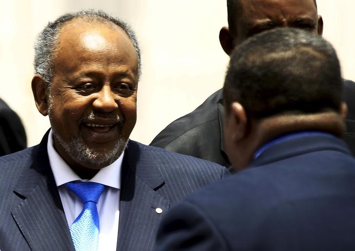 © Reuters. Djibouti's President Guelleh arrives to attend Sudan's President al-Bashir inauguration ceremony at the National Assembly in Omdurman