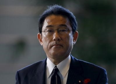 © Reuters. Japan's Foreign Minister Kishida, who retained his post after a cabinet shuffle, arrives at Prime Minister Abe's official residence in Tokyo