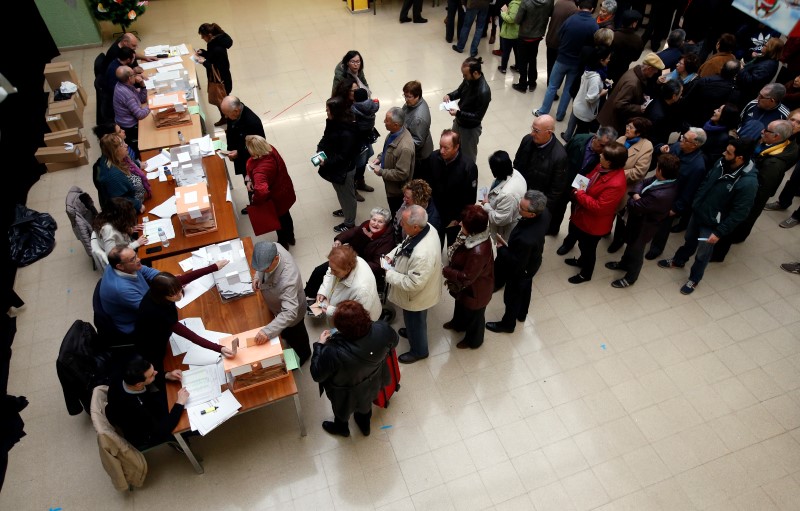 © Reuters. Voters queue at a polling station during voting in Spain's general election in Barcelona