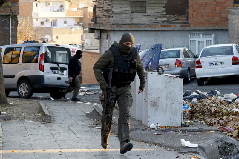 © Reuters. Members of Turkish police special forces secure the area during the clashes with Kurdish militants in Yenisehir district of the southeastern city of Diyarbakir, Turkey