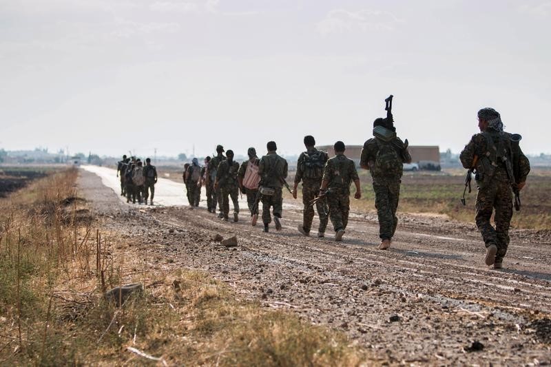 © Reuters. تحالف تدعمه أمريكا يتقدم نحو سد تسيطر عليه الدولة الإسلامية بشمال سوريا