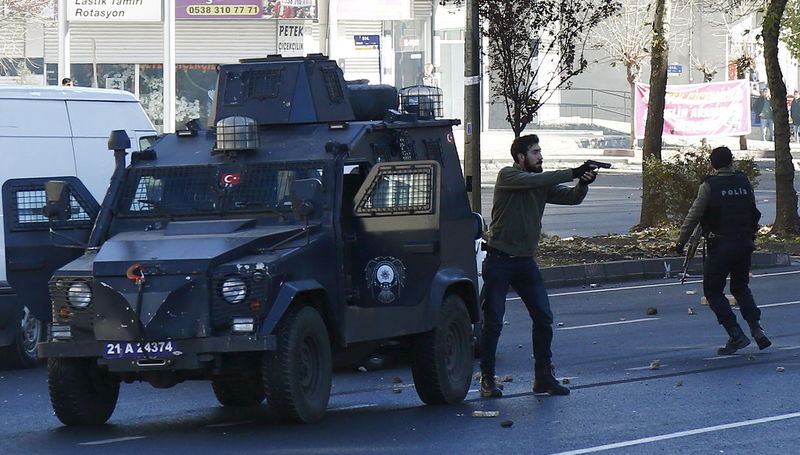 © Reuters. استمرار الاشتباكات في جنوب شرق تركيا ومقتل 3 من حزب العمال الكردستاني