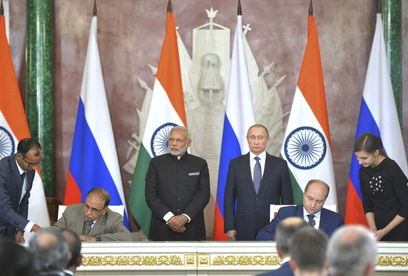 © Reuters. روسيا والهند تعززان علاقاتهما باتفاقات في مجالي الطاقة والدفاع