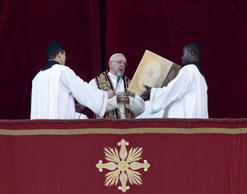 © Reuters. El Papa Francisco entrega el mensaje "Urbi et Orbi", Plaza San Pedro, Ciudad del Vaticano