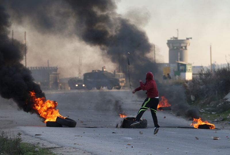 © Reuters. الشرطة الإسرائيلية تقتل فلسطينية حاولت دهس جنود