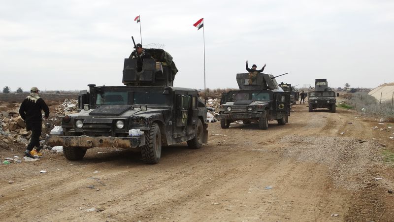© Reuters. Fuerzas de seguridad iraquíes conducen vehículos militares en su avance al centro de Ramadi, Irak 