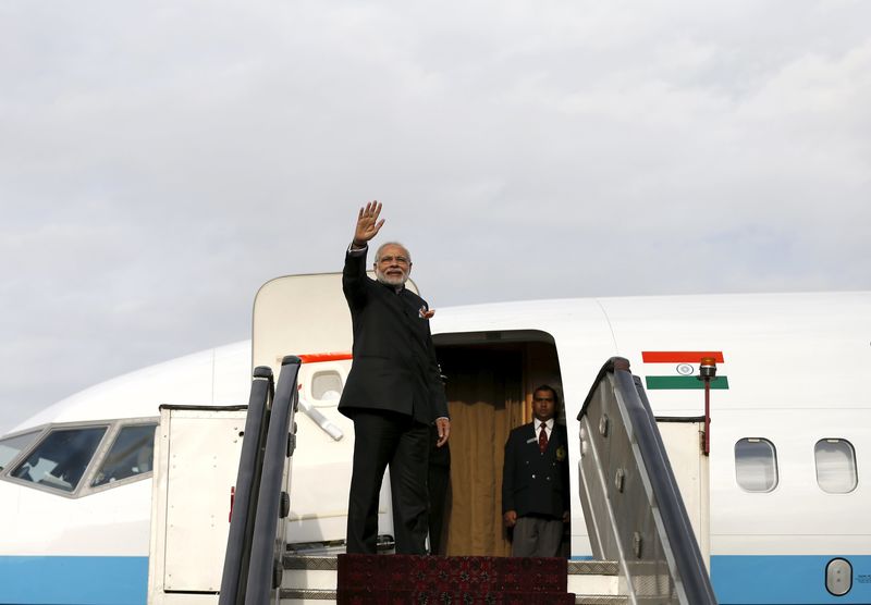 © Reuters. رئيس وزراء الهند يزور باكستان فجأة واتفاق على تعزيز العلاقات