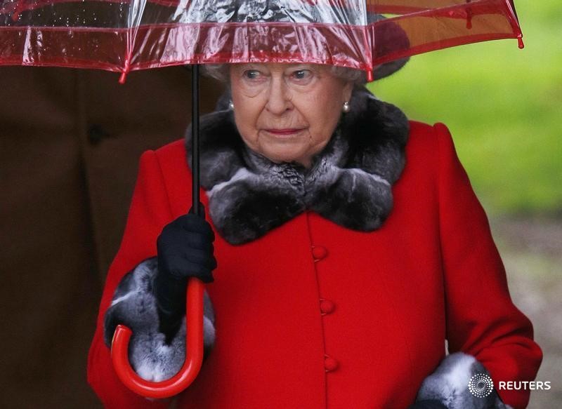 © Reuters. ملكة بريطانيا تركز على العقيدة المسيحية بعد عام من "لحظات الظلمة"