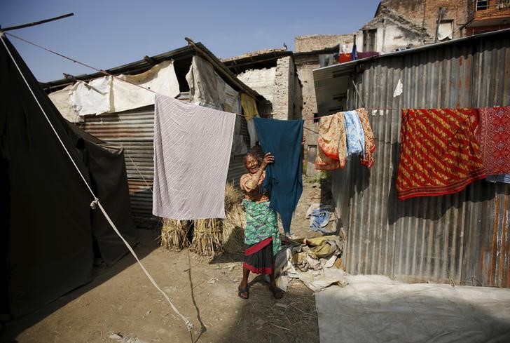 © Reuters. وكالة إعادة الإعمار تبدأ عملها بعد شهور من زلزال نيبال المدمر