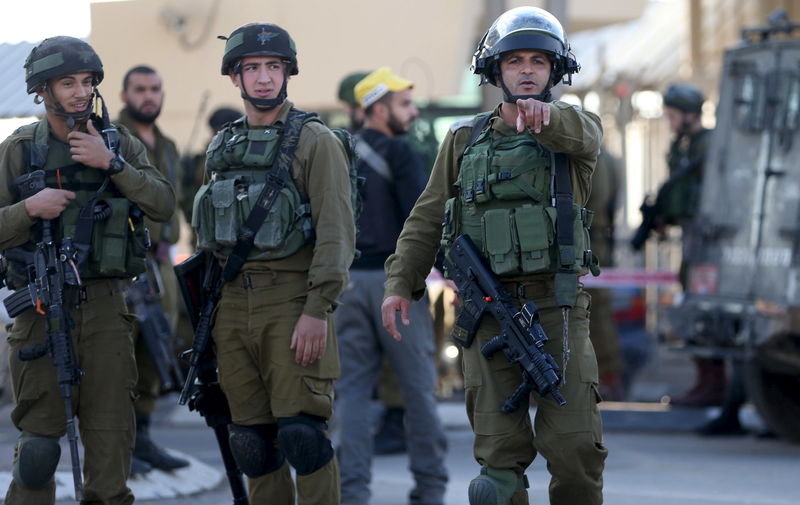© Reuters. الشرطة الإسرائيلية تقول إنها قتلت فلسطينيا حاول طعن شرطي
