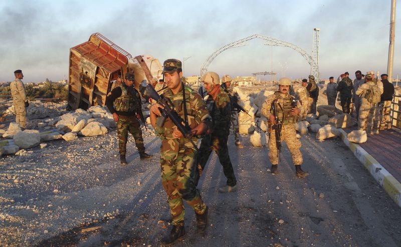 © Reuters. القوات العراقية تتوغل في معقل الدولة الإسلامية بمدينة الرمادي