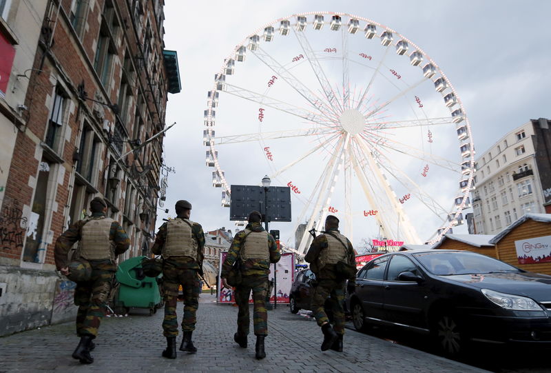 © Reuters. Belgian soldiers patrol along "Winter Wonders", a Christmas market in central Brussels, Belgium