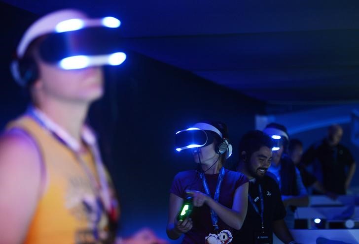 © Reuters. Attendees try out Sony's Project Morpheus virtual reality headset at the 2014 Electronic Entertainment Expo, known as E3, in Los Angeles