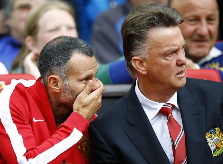 © Reuters. La derrota del United frente al Stoke añade más presión sobre Van Gaal