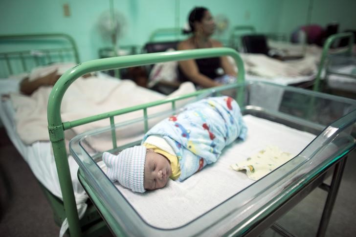 © Reuters. El parto en el hogar es tan seguro como en el hospital si el embarazo es de bajo riesgo