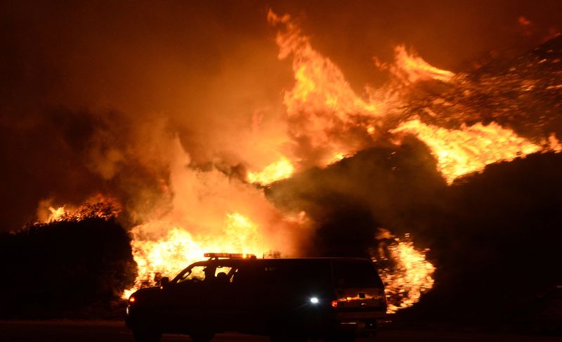 © Reuters. حريق غابات بجنوب كاليفورنيا يدمر 1200 فدان ويغلق طريقا سريعا