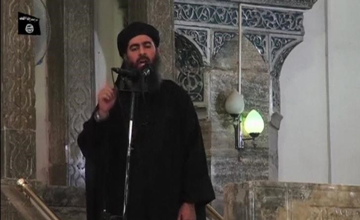 © Reuters. Supuesta imagen del líder de Estado Islámico, Abu Bakr al-Baghdadi, en una mezquita de Mosul, Irak, según un video publicado en internet.