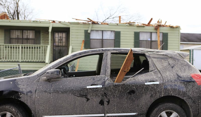 © Reuters. Un auto afectado por un tornado en Birmingham, Alabama, EEUU.