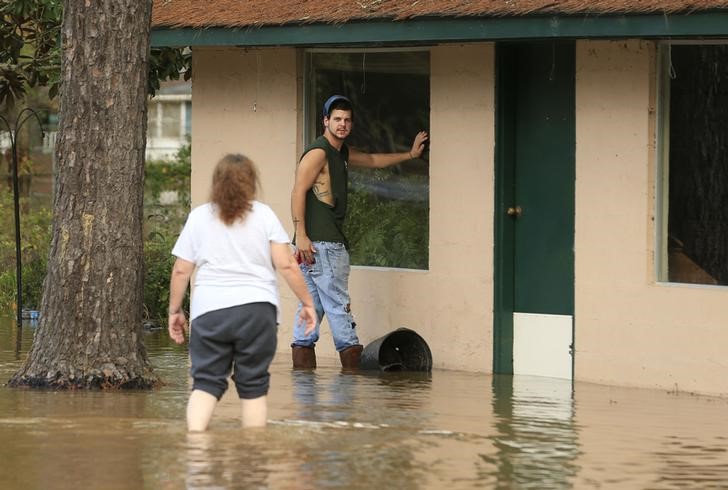 © Reuters. ارتفاع عدد قتلى الأعاصير والفيضانات في أمريكا إلى 18