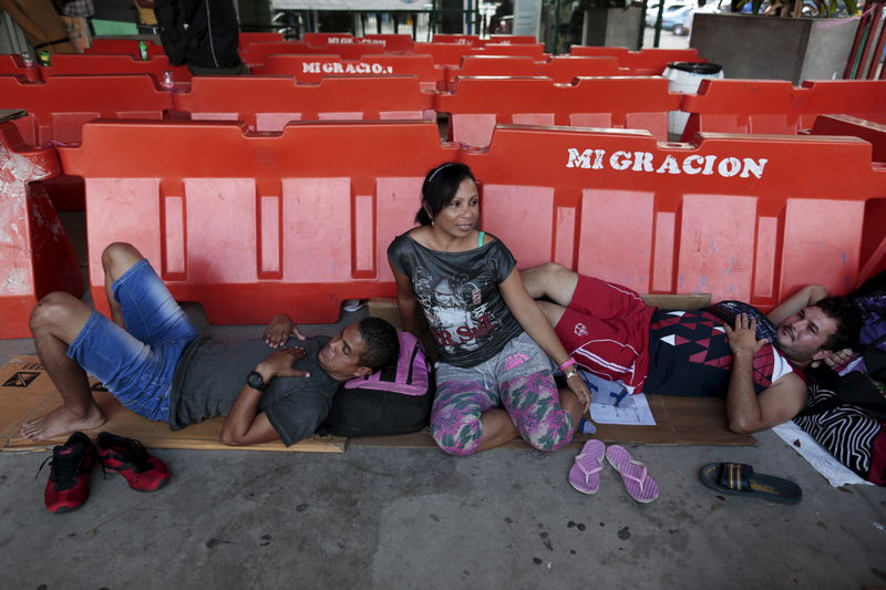© Reuters. Inmigrantes cubanos descansan en un albergue temporal en la frontera entre Costa Rica y Nicaragua en PeÃ±as Blancas, Costa Rica.