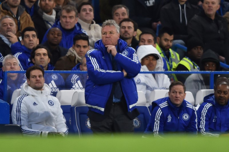 © Reuters. Dos holandeses al mando de equipos en crisis se miden en el United-Chelsea