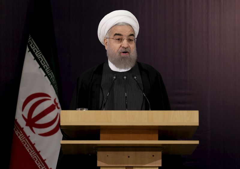 © Reuters. El presidente de Irán, Hassan Rouhani, habla con periodistas tras registrarse para las elecciones de febrero a la Asamblea de Expertos, el organismo clerical que escoge al líder supremo iraní, en el Ministerio del Interior en Teherán.
