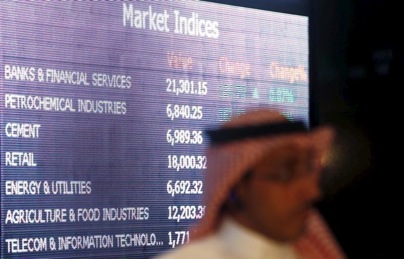 © Reuters. بورصات الخليج ترتفع قبيل إعلان الميزانية السعودية ومصر تتراجع مع رفع الفائدة