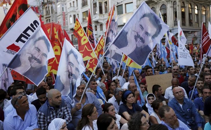 © Reuters. أكراد تركيا يطالبون بحكم ذاتي وسط أعمال عنف في جنوب شرق البلاد