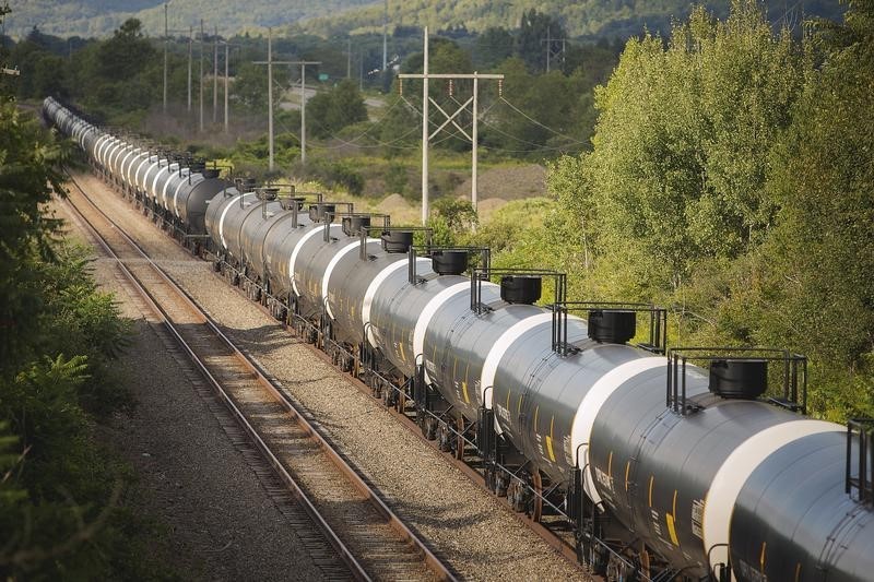 © Reuters. Unused oil tank cars are pictured on Western New York & Pennsylvania Railroad tracks outside Hindsdale, New York