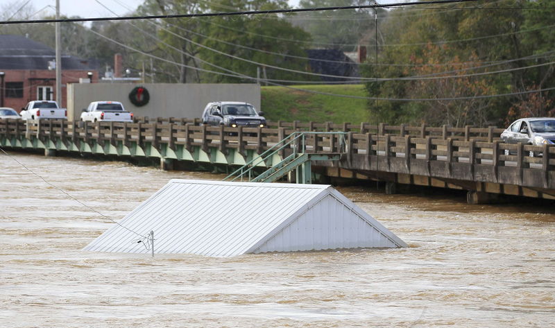 © Reuters. Traffic goes across the bridge on Alabama hwy 87 at the Pea River in Elba