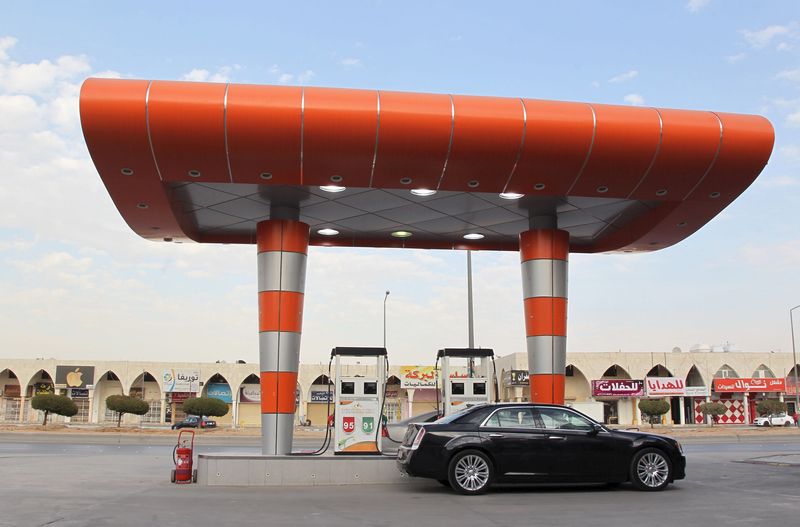 © Reuters. Водитель заправляет автомобиль топливом на бензозаправочной станции в Эр-Рияде. 