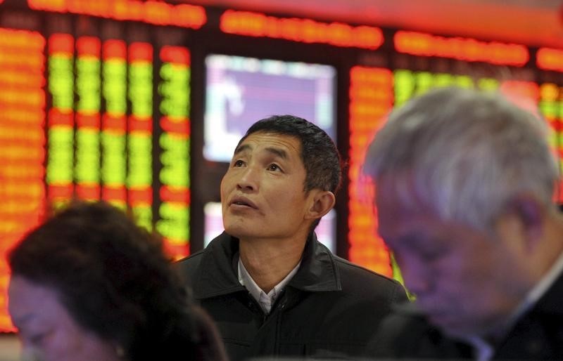 © Reuters. Las bolsas chinas sufren peor día en un mes ante posible reforma de salidas a bolsa