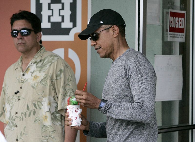 © Reuters. ابنتا أوباما تتناولان المثلجات معه في هاواي