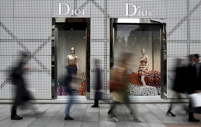 © Reuters. Persone a passeggio nello shopping district di Tokyo  